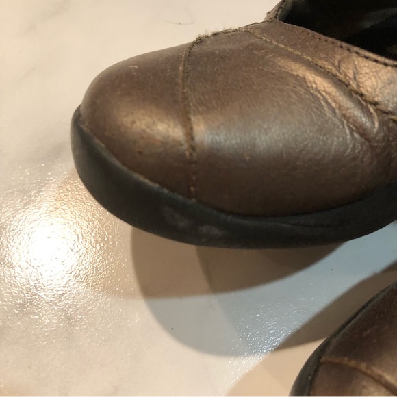 7 WIDE USED clarks womens pewter leather mary jane with velcro straps - Picture 5 of 11